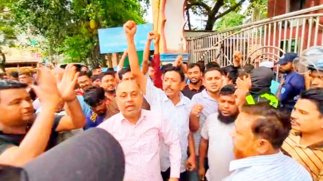 কুমিল্লায় বিএনপি নেতাকে আটকের পর থানা ঘেরাও করেছে নেতাকর্মীরা